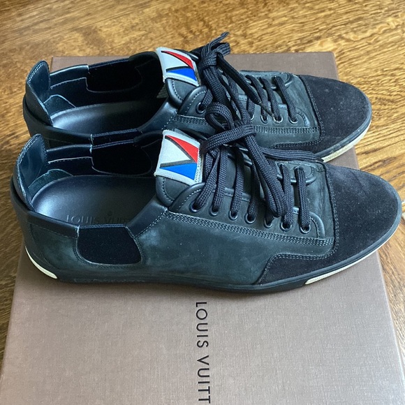 Mens Louis Vuitton sneakers - Picture 2 of 11
